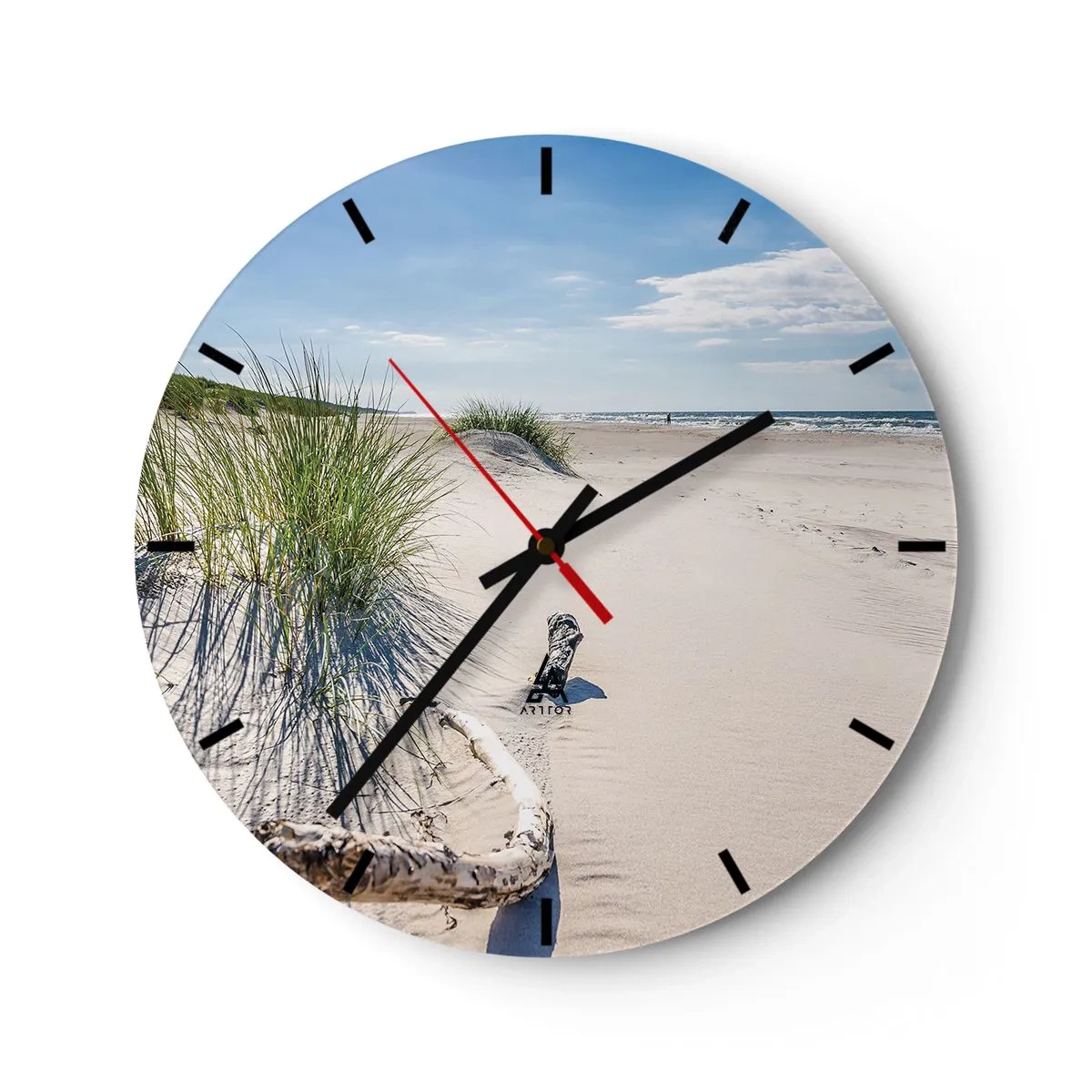 Falióra, Óra - Homokos, fűvel borított strand, tengerre néző kilátással egy napsütéses napon - 30x30cm - A leggyönyörűbb? A Balti - Modern fali dekoráció nappalihoz, konyhához és hálószobához ARTTOR
