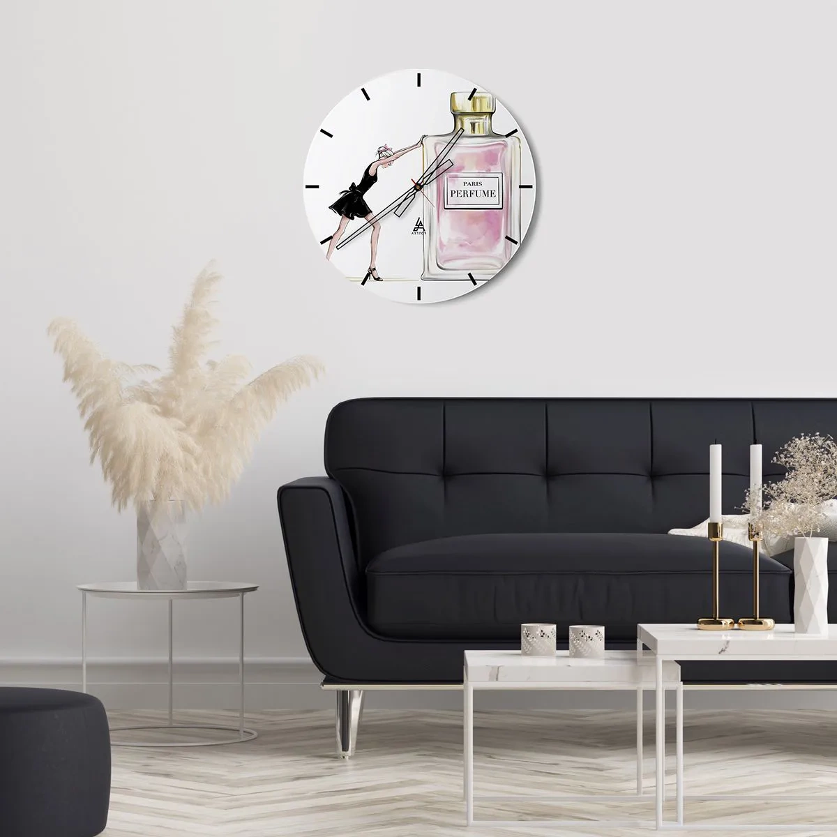 Falióra, Óra - Egy nő egy üveg parfümmel - 30x30cm - A nőiesség lényege - Modern fali dekoráció nappalihoz, konyhához és hálószobához ARTTOR