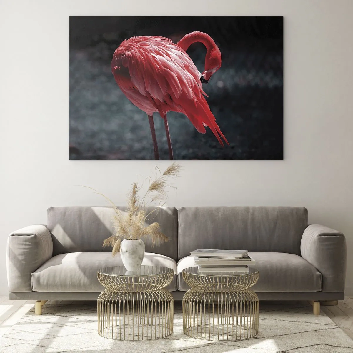 Üveg kép - Egy flamingó intenzív vörös árnyalatokban sötét háttér előtt - 70x50cm - A természet karmazsinvörös verse - Modern fali dekoráció nappalihoz és hálószobához ARTTOR