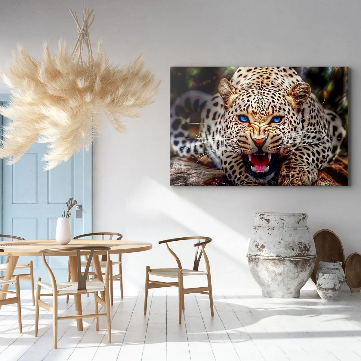 Vászonkép - Egy fenyegető leopárd intenzív kék szemekkel - 70x50cm - A szépség nem árt a haragnak - Modern fali dekoráció nappalihoz és hálószobához ARTTOR