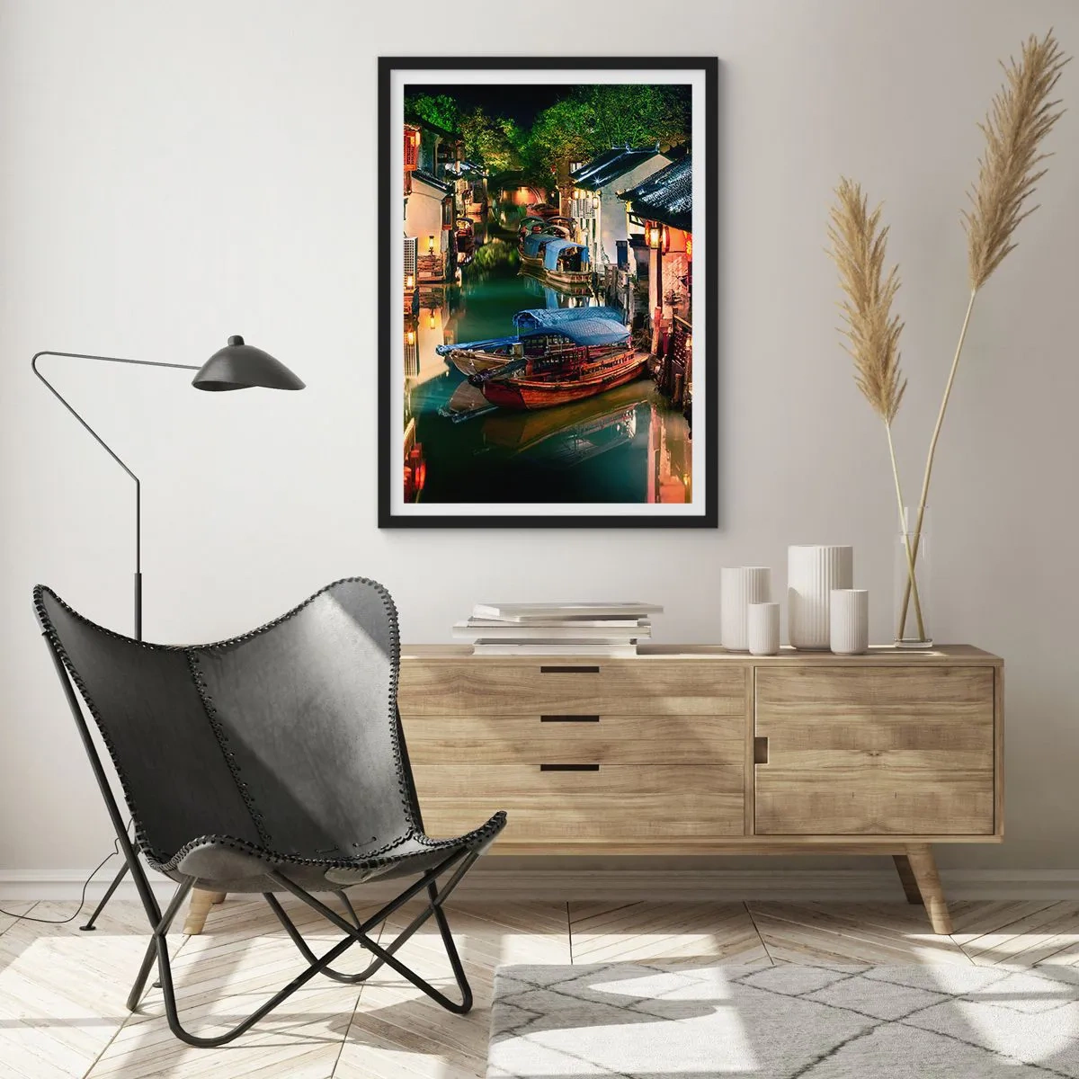Poszter fehér keretben - Egy vízi csatorna hajókkal, hagyományos épületekkel körülvéve éjszaka - 50x70cm - Este egy kínai utcán - Modern fali dekoráció nappalihoz és hálószobához ARTTOR