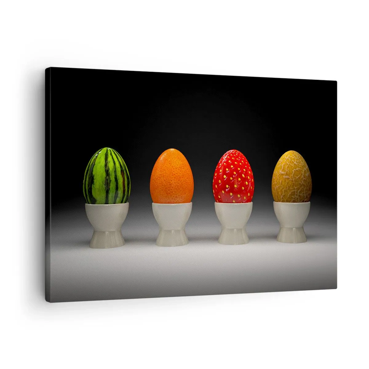 Vászonkép - Színes tojások, amelyek gyümölcsre emlékeztetnek sötét háttér előtt - 70x50cm - Gyümölcsös reggeli - Modern fali dekoráció nappalihoz és hálószobához ARTTOR