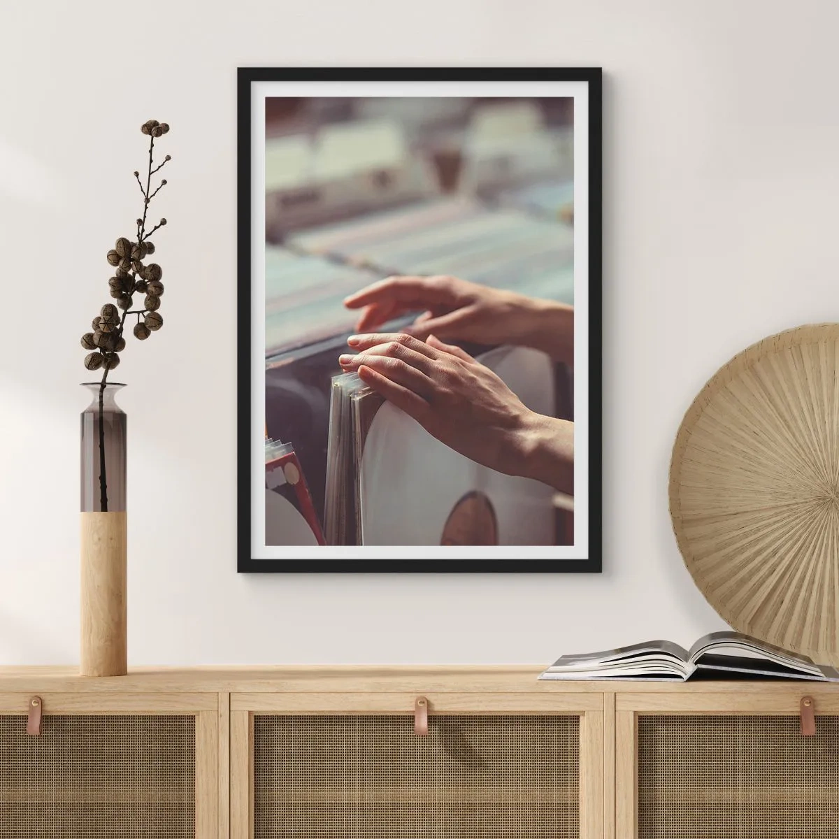 Poszter fehér keretben - Kezek bakelitlemezeket böngésznek egy hangszerboltban - 50x70cm - Érzelmeket keresése - Modern fali dekoráció nappalihoz és hálószobához ARTTOR