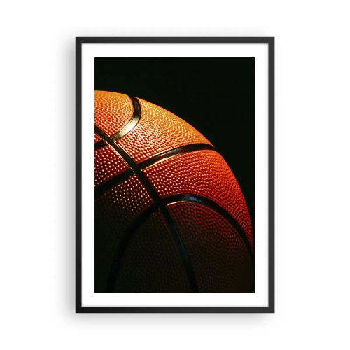Poszter fehér keretben - Kosárlabdajáték közeli felvétele reflektorfényben - 50x70cm - Gyönyörű, mint egy bolygó - Modern fali dekoráció nappalihoz és hálószobához ARTTOR