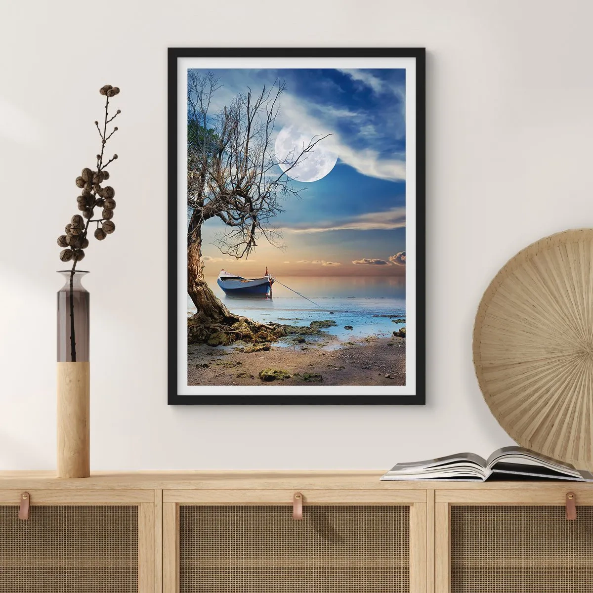 Poszter fehér keretben - Tájkép egy hajóval, egy fával és a holddal, nyugodt víz hátterében - 50x70cm - Ez a vég vagy a kezdet? - Modern fali dekoráció nappalihoz és hálószobához ARTTOR