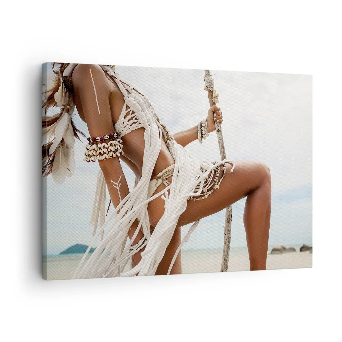 Vászonkép - Egy női alak etnikai díszekben és ruhákban, trópusi táj hátterében. - 70x50cm - A nap papnője - Modern fali dekoráció nappalihoz és hálószobához ARTTOR