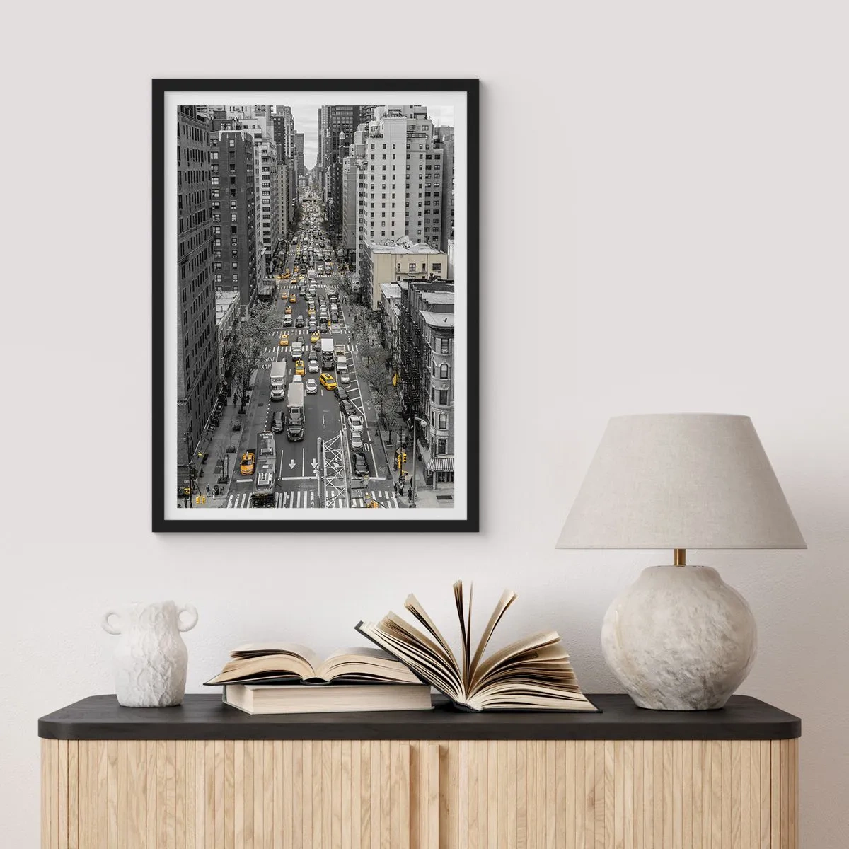 Poszter fehér keretben - New York-i utca fekete-fehérben, sárga taxikkal - 50x70cm - New York élete - Modern fali dekoráció nappalihoz és hálószobához ARTTOR