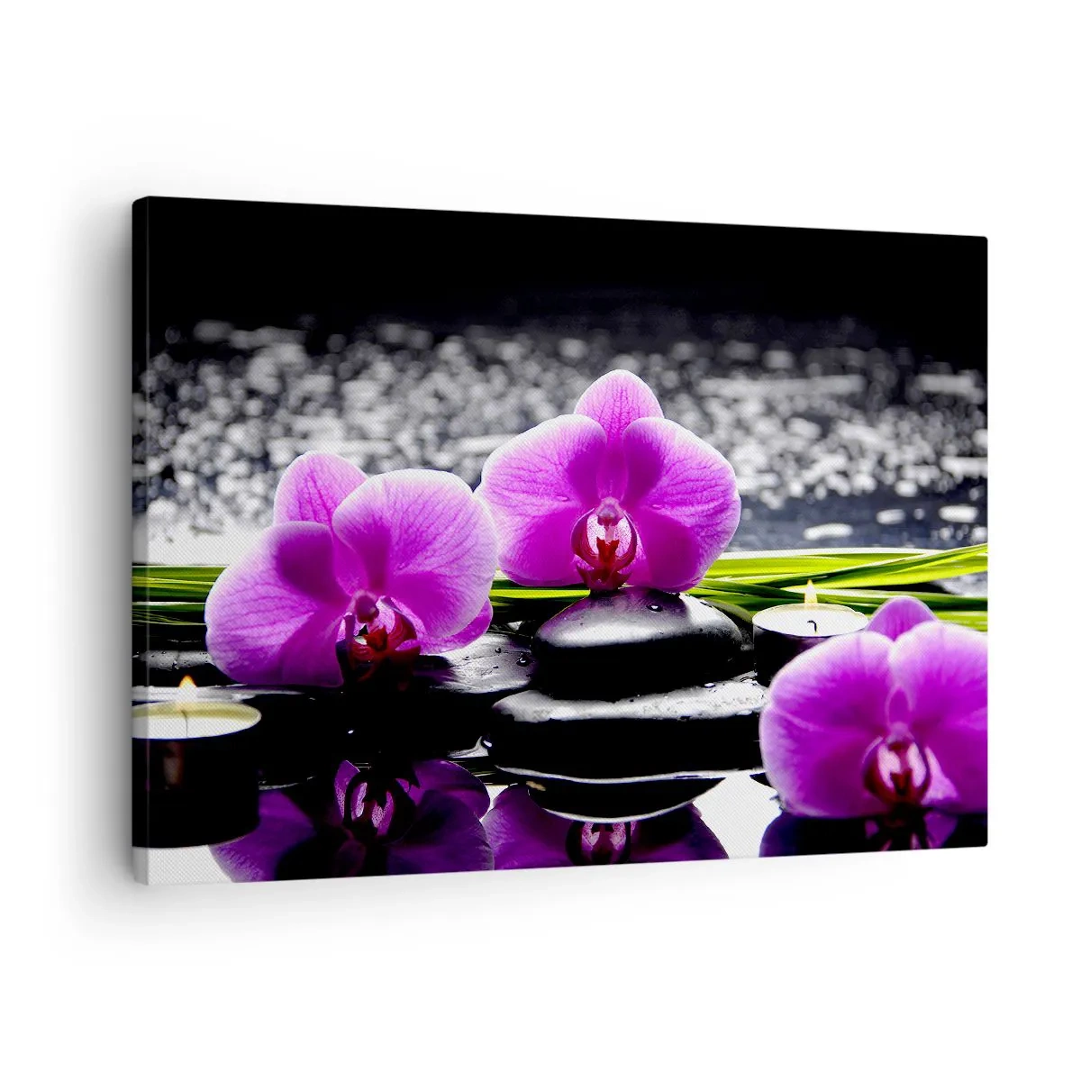 Vászonkép - Lila orchideák kövekkel és gyertyákkal tarkított háttér előtt, pihentető környezetben - 70x50cm - Elmerülni a békében és a csendben - Modern fali dekoráció nappalihoz és hálószobához ARTTOR