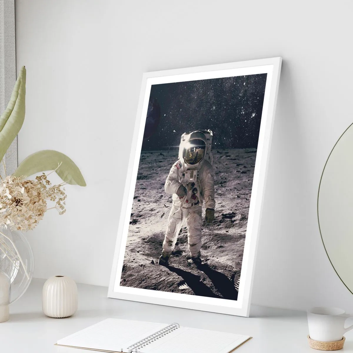 Poszter fekete keretben - Üdvözlet a Holdról - 70x100 cm