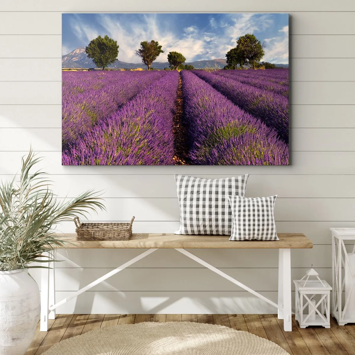 Vászonkép - Levendulaföld fákkal, hegyek és ég hátterében - 70x50cm - Levendula mezők - Modern fali dekoráció nappalihoz és hálószobához ARTTOR