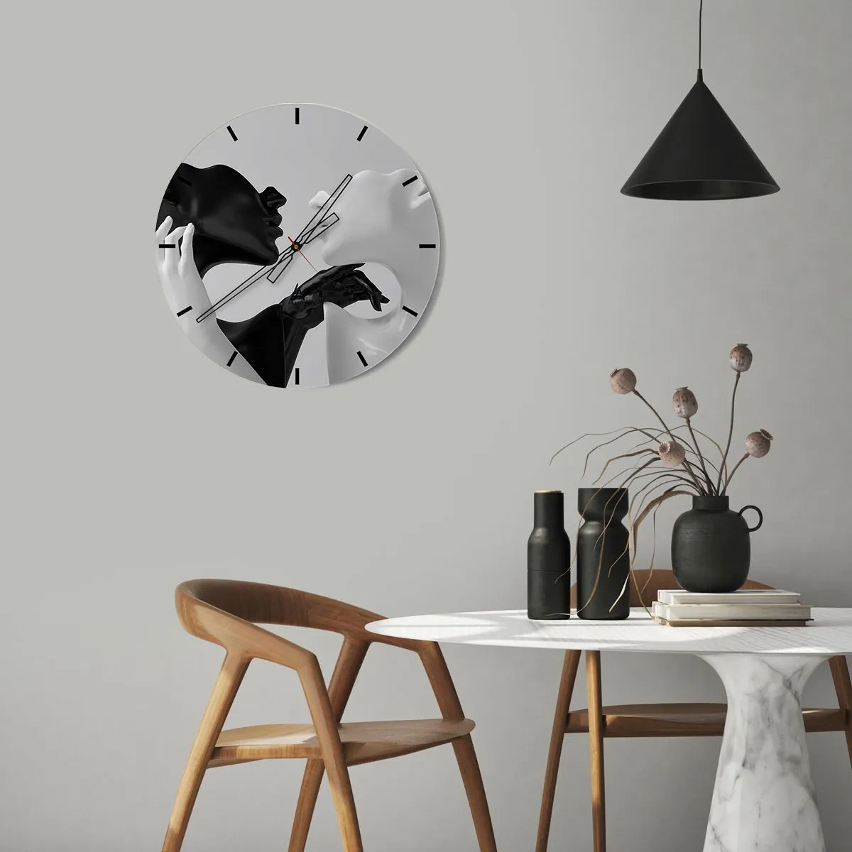 Falióra, Óra - Egy fekete-fehér arc és kéz páros közeli felvétel közben. - 30x30cm - Vonzás - Vágy - Modern fali dekoráció nappalihoz, konyhához és hálószobához ARTTOR