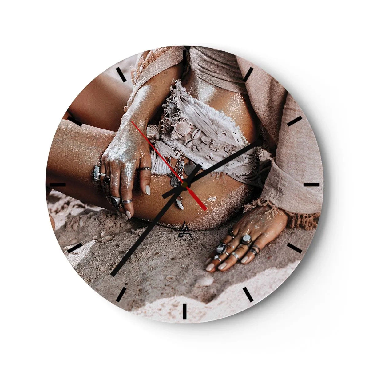 Falióra, Óra - Bohém női stílus ékszerekkel és homokkal a bőrön - 30x30cm - A hullámok vetettek partra? - Modern fali dekoráció nappalihoz, konyhához és hálószobához ARTTOR