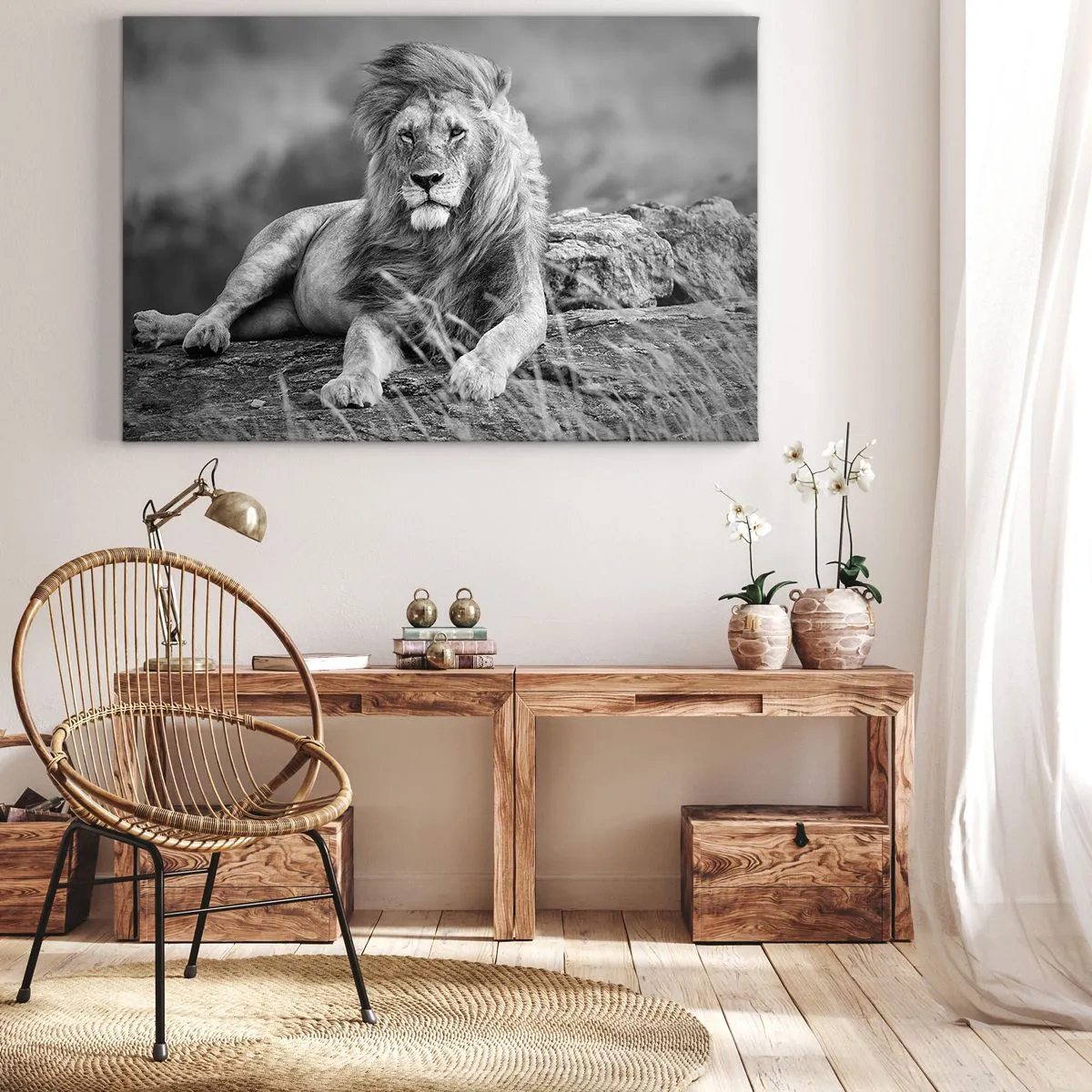 Vászonkép - Oroszlán pihen egy sziklán monokróm stílusban - 70x50cm - Királyi szieszta - Modern fali dekoráció nappalihoz és hálószobához ARTTOR