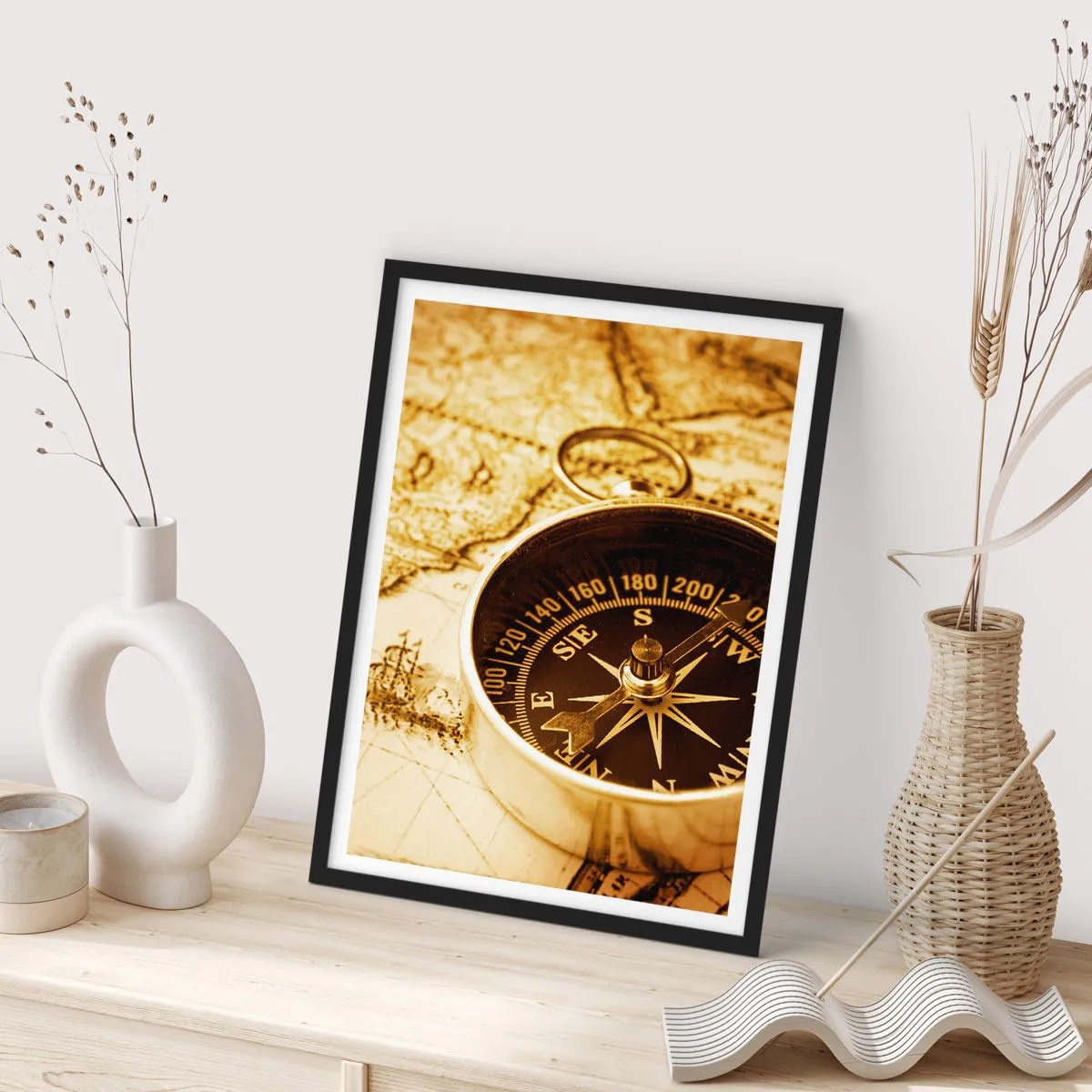 Poszter fehér keretben - Iránytű szépia tónusú térkép hátterén - 50x70cm - Keletre, vagy nyugatra? - Modern fali dekoráció nappalihoz és hálószobához ARTTOR