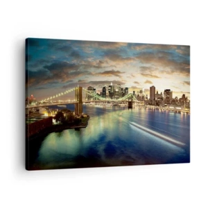 Vászonkép - Egy kivilágított híd, a háttérben a várossal, a vízben tükröződő fényekkel. - 70x50cm - Fényes este Manhattan felett - Modern fali dekoráció nappalihoz és hálószobához ARTTOR
