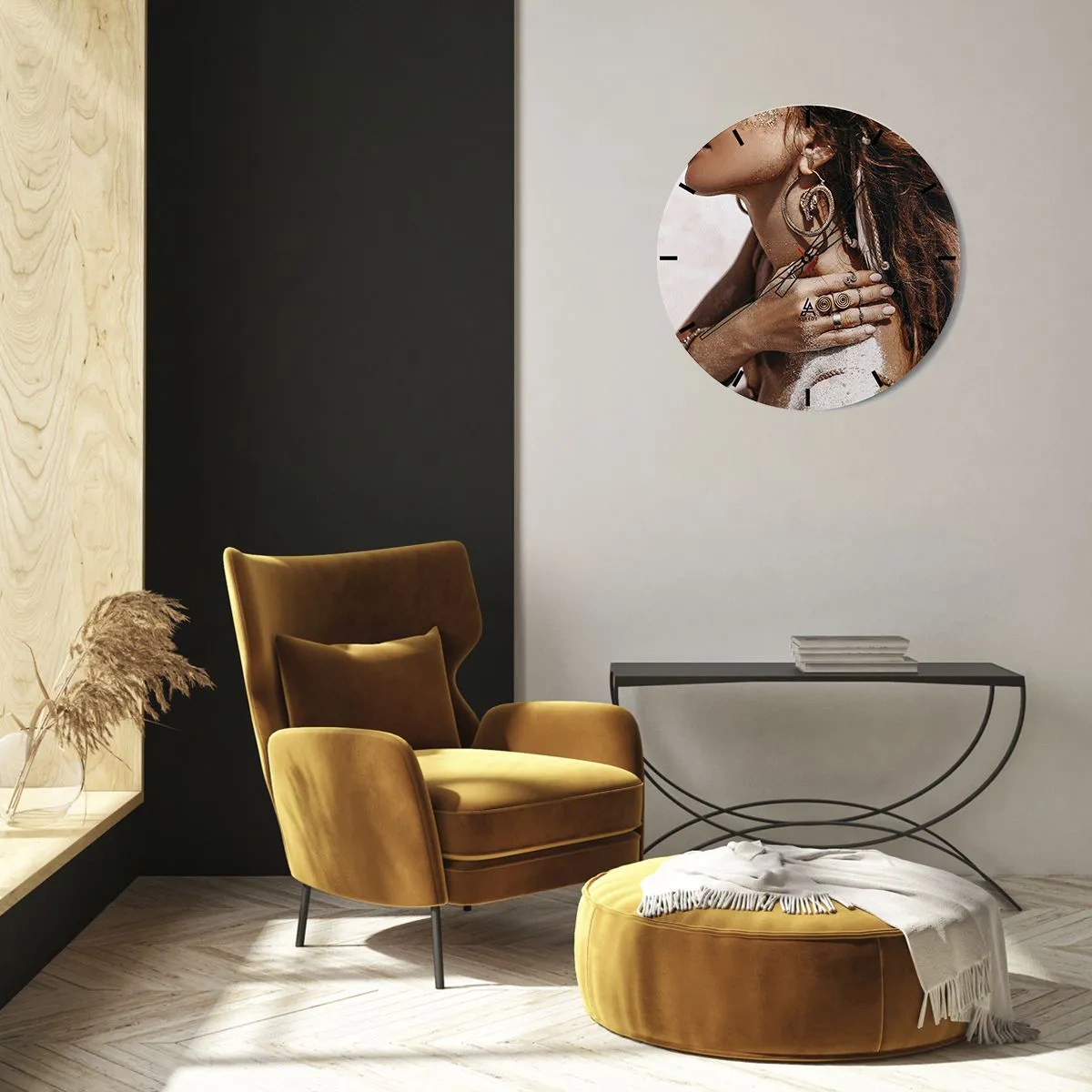 Falióra, Óra - Egy nő díszes ékszerekkel, homok és fény hátterében - 30x30cm - Az érintetlen tengerpart királynője - Modern fali dekoráció nappalihoz, konyhához és hálószobához ARTTOR