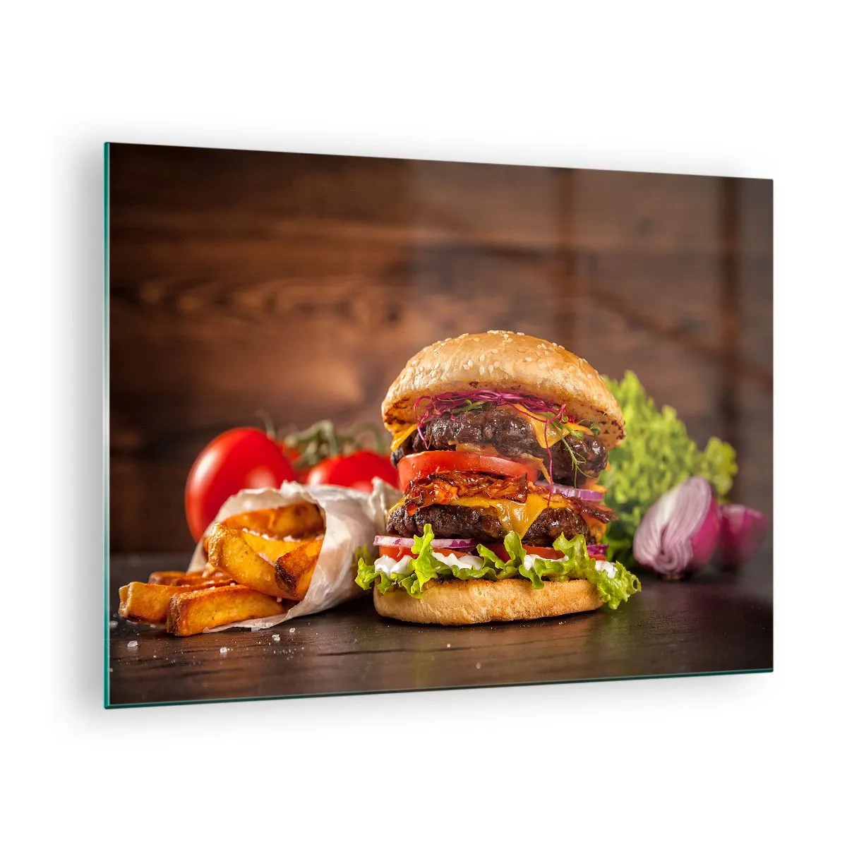 Üveg kép - Lédús burger feltétekkel és sült krumplival, fából készült háttéren - 70x50cm - Tiltott gyümölcs - Modern fali dekoráció nappalihoz és hálószobához ARTTOR