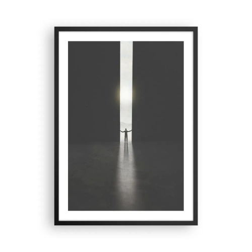Poszter fehér keretben - Egy férfi áll egy repedés fényében sötét környezetben - 50x70cm - Egy lépés a fényes jövő felé - Modern fali dekoráció nappalihoz és hálószobához ARTTOR