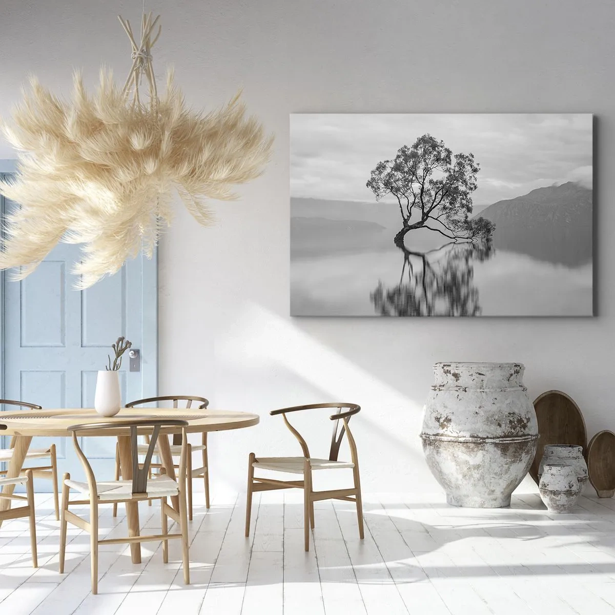 Vászonkép - Egy magányos fa tükröződik a vízben, a háttérben hegyekkel - 70x50cm - Van egy ilyen ország - Modern fali dekoráció nappalihoz és hálószobához ARTTOR
