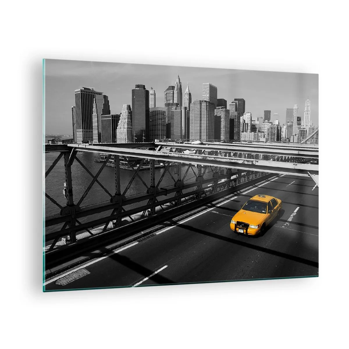 Üveg kép - Egy sárga taxi egy Manhattanre néző hídon - 70x50cm - Nagy város színei - Modern fali dekoráció nappalihoz és hálószobához ARTTOR