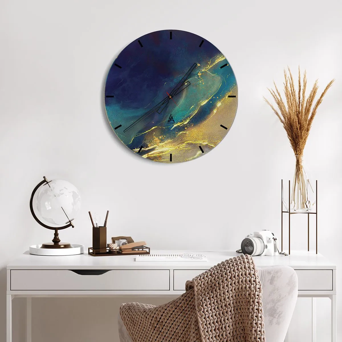Falióra, Óra - Egy sötétkék és arany színű absztrakt kompozíció, amely egy vízmedencére emlékeztet - 30x30cm - Az arany lagúnaövezet - Modern fali dekoráció nappalihoz, konyhához és hálószobához ARTTOR