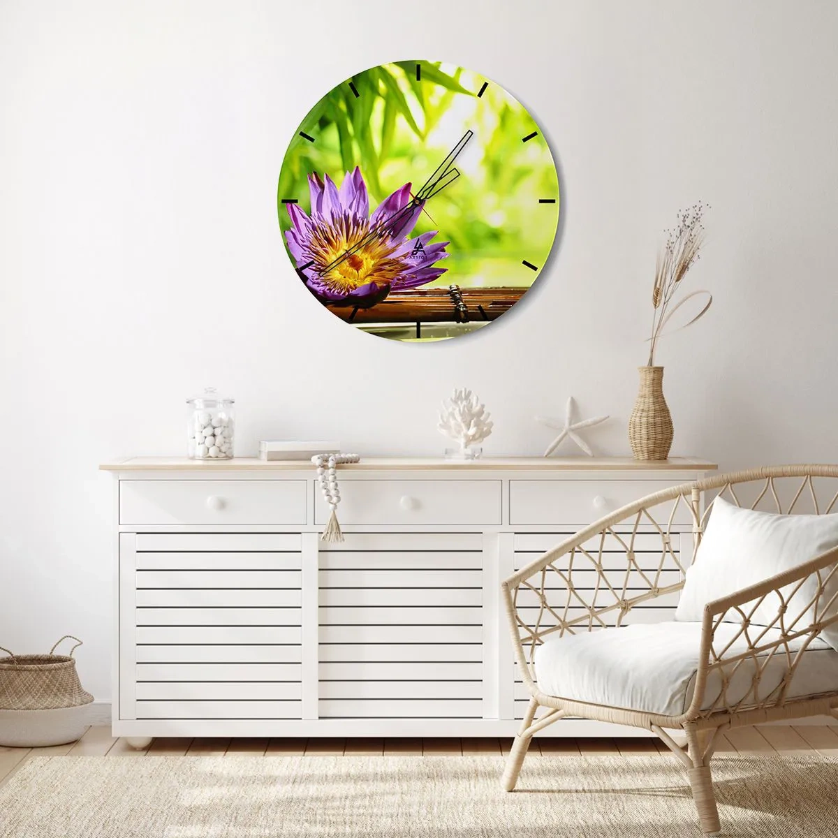 Falióra, Óra - Lila lótuszvirág bambusz és zöld háttér előtt - 30x30cm - Az ázsiai napon - Modern fali dekoráció nappalihoz, konyhához és hálószobához ARTTOR