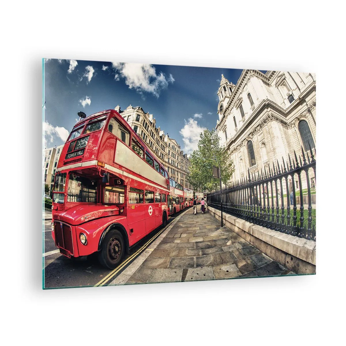 Üveg kép - Egy piros emeletes busz városi környezetben - 70x50cm - Londoni utca szürke és piros színben - Modern fali dekoráció nappalihoz és hálószobához ARTTOR