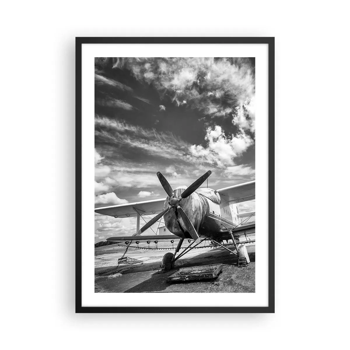 Poszter fehér keretben - Fekete-fehér fotó egy retró repülőgépről az ég ellen - 50x70cm - Alig várom! - Modern fali dekoráció nappalihoz és hálószobához ARTTOR