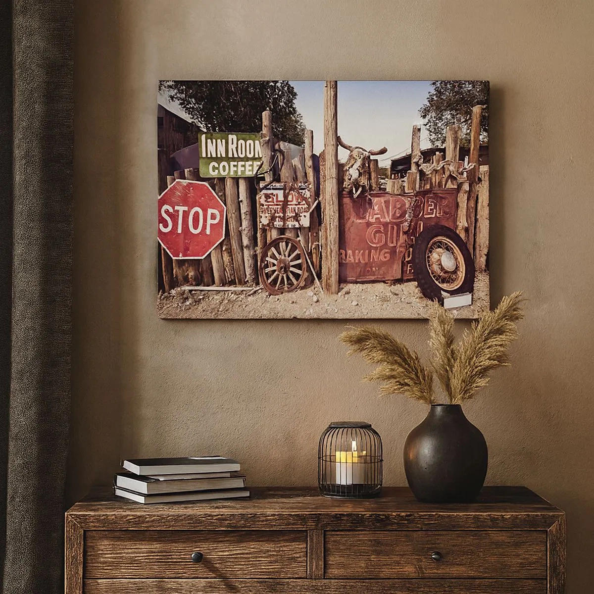 Vászonkép - Rusztikus dekorációk táblákkal és egy kerékkel a kerítésen - 70x50cm - És megállt az idő - Modern fali dekoráció nappalihoz és hálószobához ARTTOR