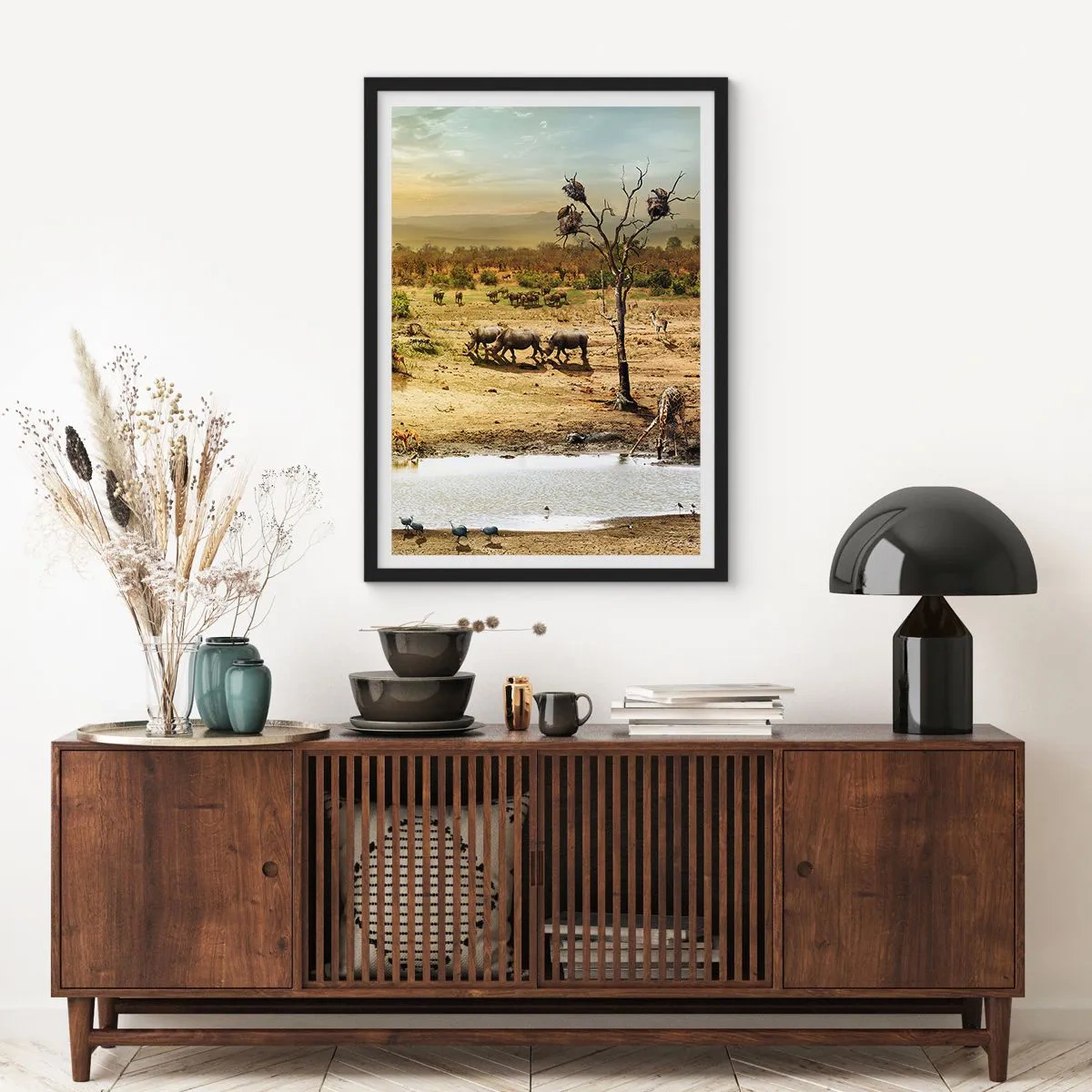 Poszter fehér keretben - Szavanna orrszarvúkkal és egy itatóhellyel - 50x70cm - „Z Edenu zaś wypływała rzeka…" - Modern fali dekoráció nappalihoz és hálószobához ARTTOR