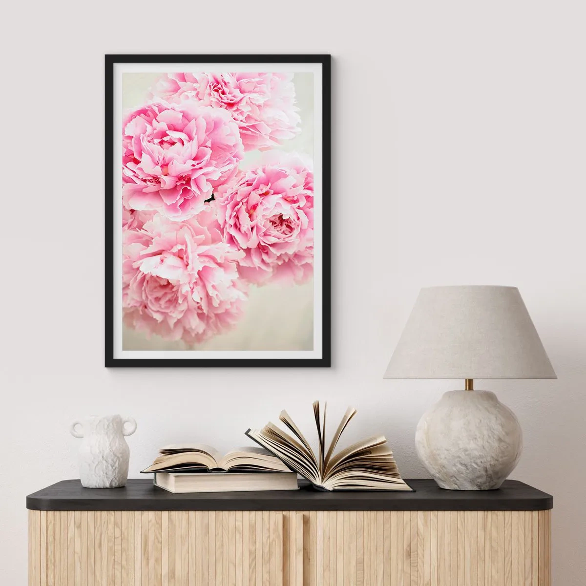 Poszter fehér keretben - Egy csokor rózsaszín pünkösdi rózsa világos háttér előtt - 50x70cm - Rózsaszín pompában - Modern fali dekoráció nappalihoz és hálószobához ARTTOR