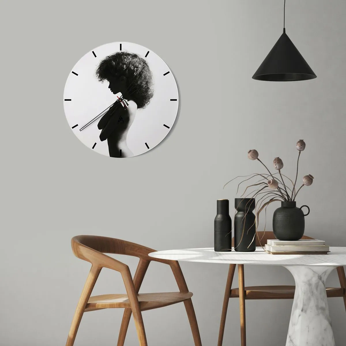 Falióra, Óra - Fekete-fehér portré egy nőről félprofilban, dinamikus frizurával - 30x30cm - Mint virág a karcsú száron - Modern fali dekoráció nappalihoz, konyhához és hálószobához ARTTOR