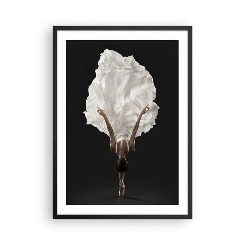 Poszter fehér keretben - Egy fehér ruhás táncos lebeg a levegőben egy fekete háttér előtt. - 50x70cm - Szokatlan sávok - Modern fali dekoráció nappalihoz és hálószobához ARTTOR