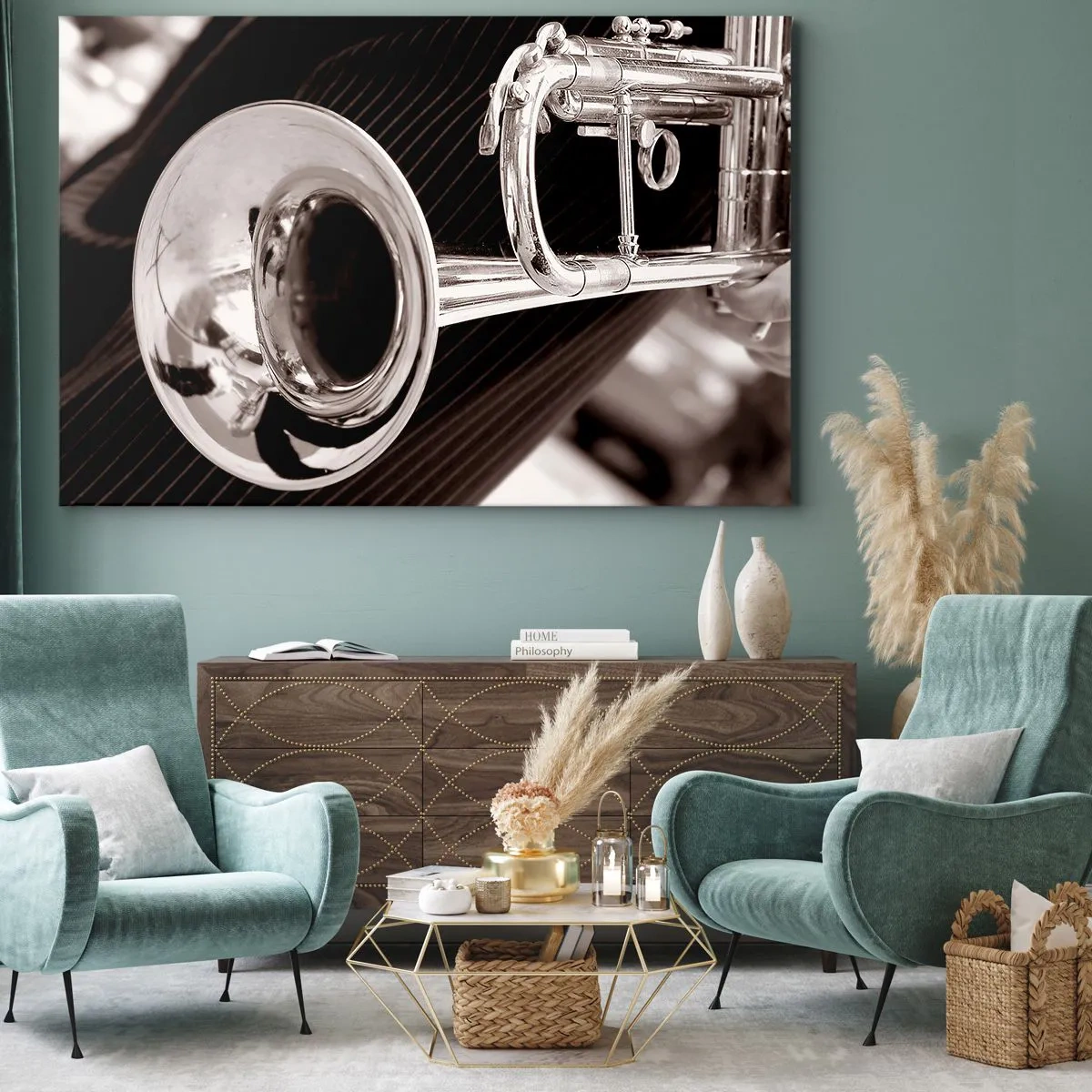 Vászonkép - Egy ezüst trombita közeli képe elegáns szövet háttér előtt. - 70x50cm - Zenei utazás az 1930-as évekbe - Modern fali dekoráció nappalihoz és hálószobához ARTTOR