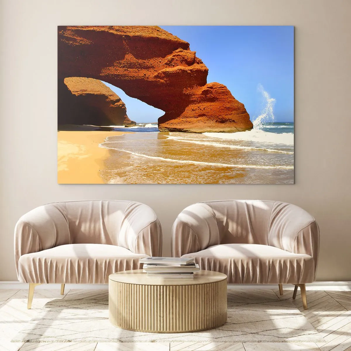 Üveg kép - Vörös sziklaívek a strand és az óceán felett - 70x50cm - Víz és szél évezredek óta - Modern fali dekoráció nappalihoz és hálószobához ARTTOR