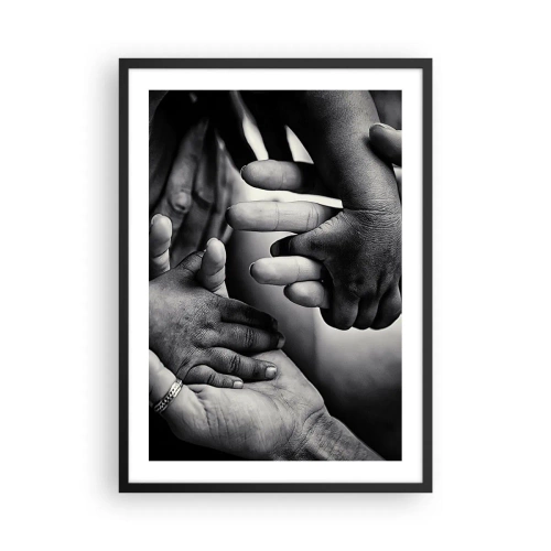 Poszter fehér keretben - Fekete-fehér motívum a kezekről, amelyek a köteléket szimbolizálják - 50x70cm - Embernek lenni - Modern fali dekoráció nappalihoz és hálószobához ARTTOR