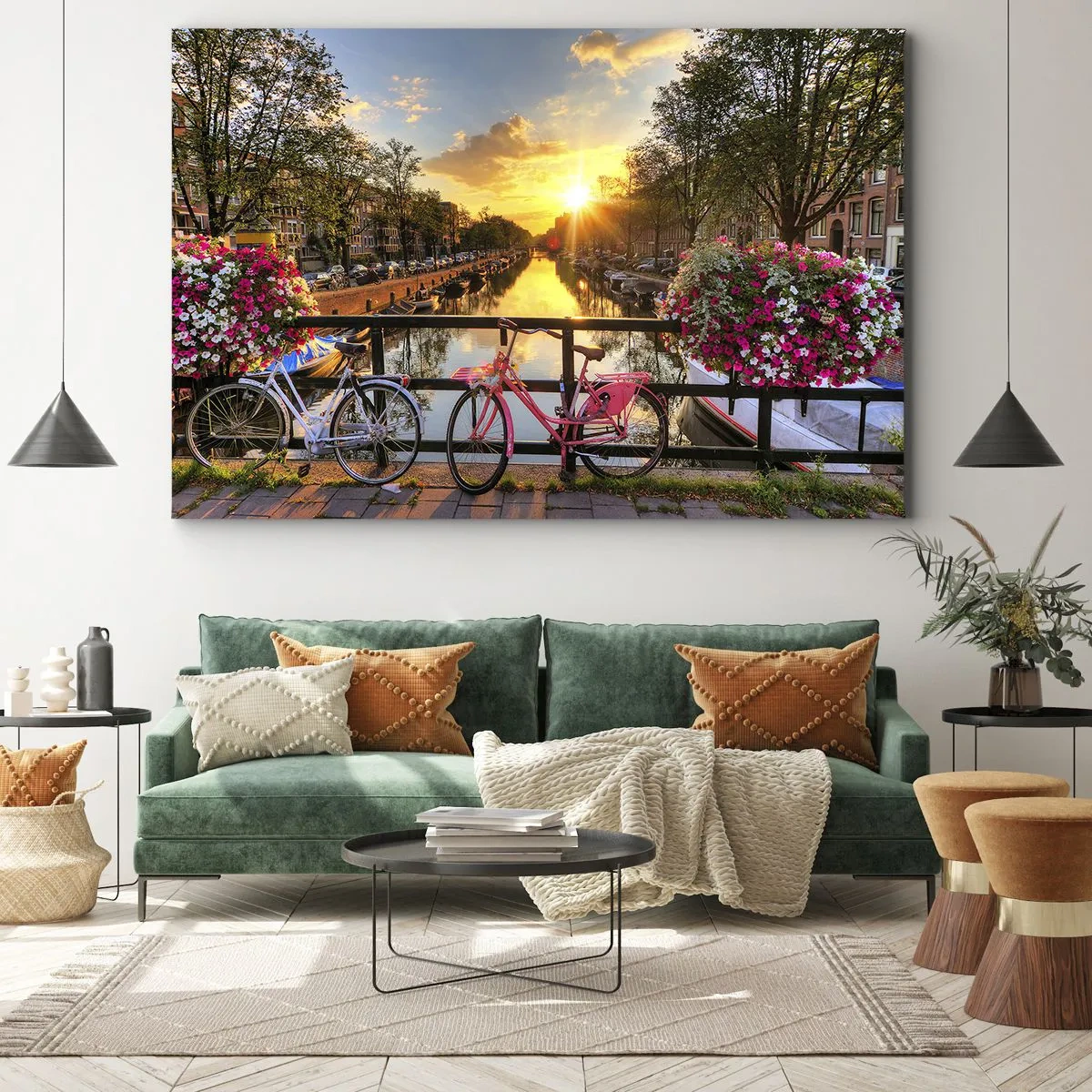 Vászonkép - Kerékpárok egy hídon a lenyugvó nap fényében - 70x50cm - Tavaszi reggel Amszterdamban - Modern fali dekoráció nappalihoz és hálószobához ARTTOR