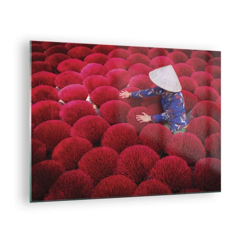 Üveg kép - Egy munkás piros füstölők között mintás háttér előtt - 70x50cm - A rizsföldön - Modern fali dekoráció nappalihoz és hálószobához ARTTOR