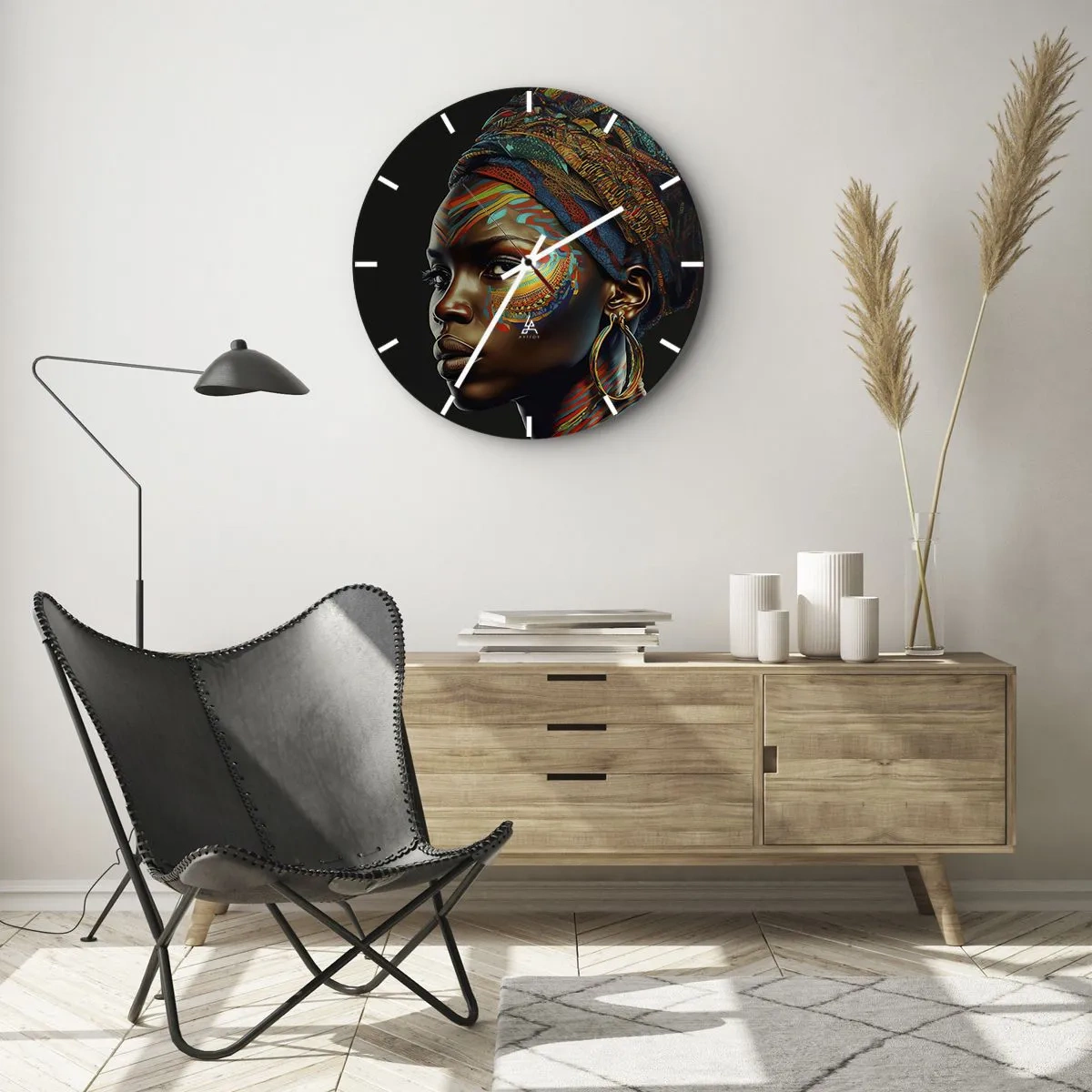 Falióra, Óra - Színes portré egy nőről turbánban, fekete háttér előtt - 30x30cm - Afrikai királynő - Modern fali dekoráció nappalihoz, konyhához és hálószobához ARTTOR