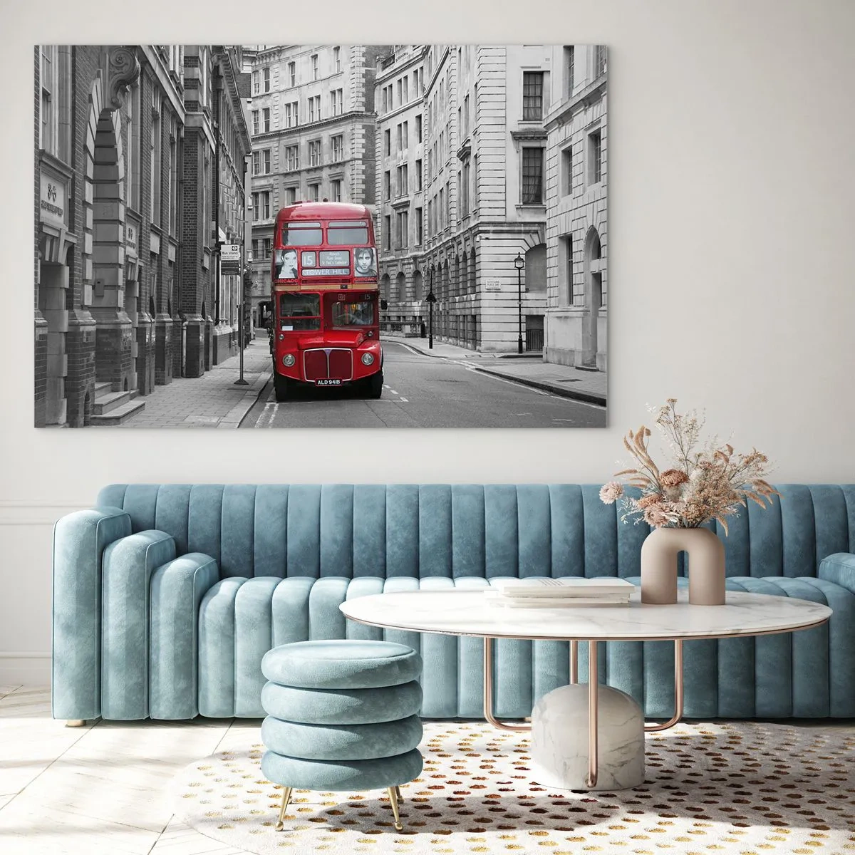 Üveg kép - Egy piros busz a monokróm városi utcák között - 70x50cm - A mindennapi életnek nem kell szürkének lennie - Modern fali dekoráció nappalihoz és hálószobához ARTTOR