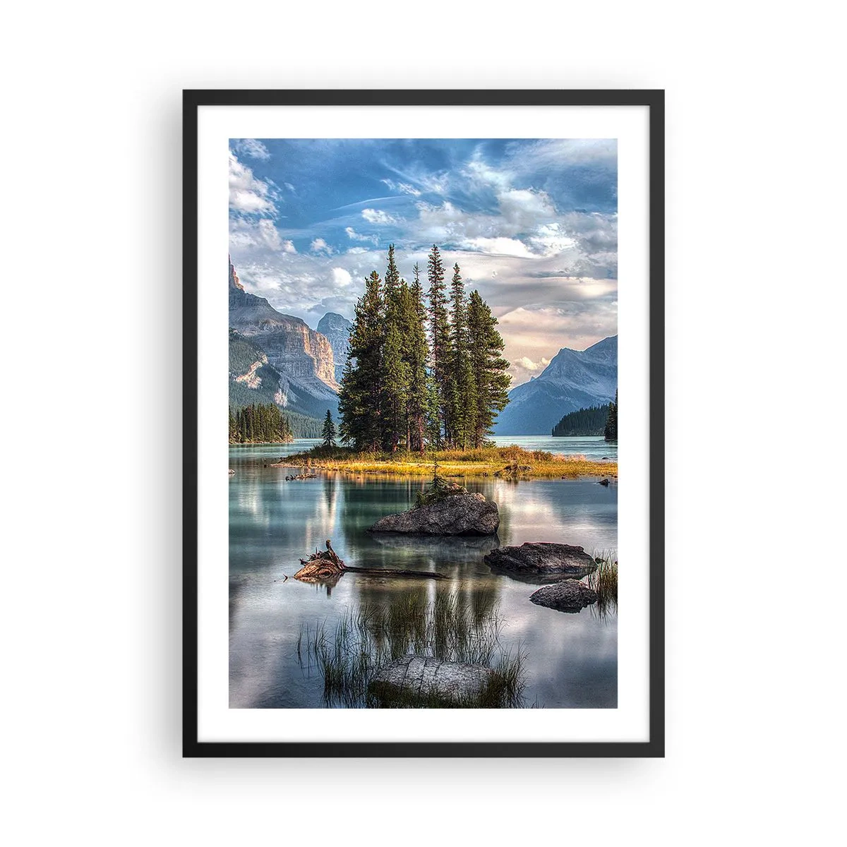 Poszter fehér keretben - Hegyi táj egy szigettel, amelyet egy nyugodt tó vesz körül - 50x70cm - A nagy és tiszta víz mellett... - Modern fali dekoráció nappalihoz és hálószobához ARTTOR