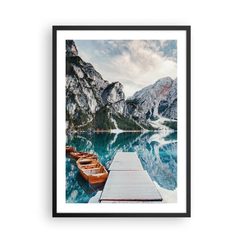 Poszter fehér keretben - Egy hegyi tó fa csónakokkal és mólóval - 50x70cm - Megmutatjuk a szépséget - Modern fali dekoráció nappalihoz és hálószobához ARTTOR