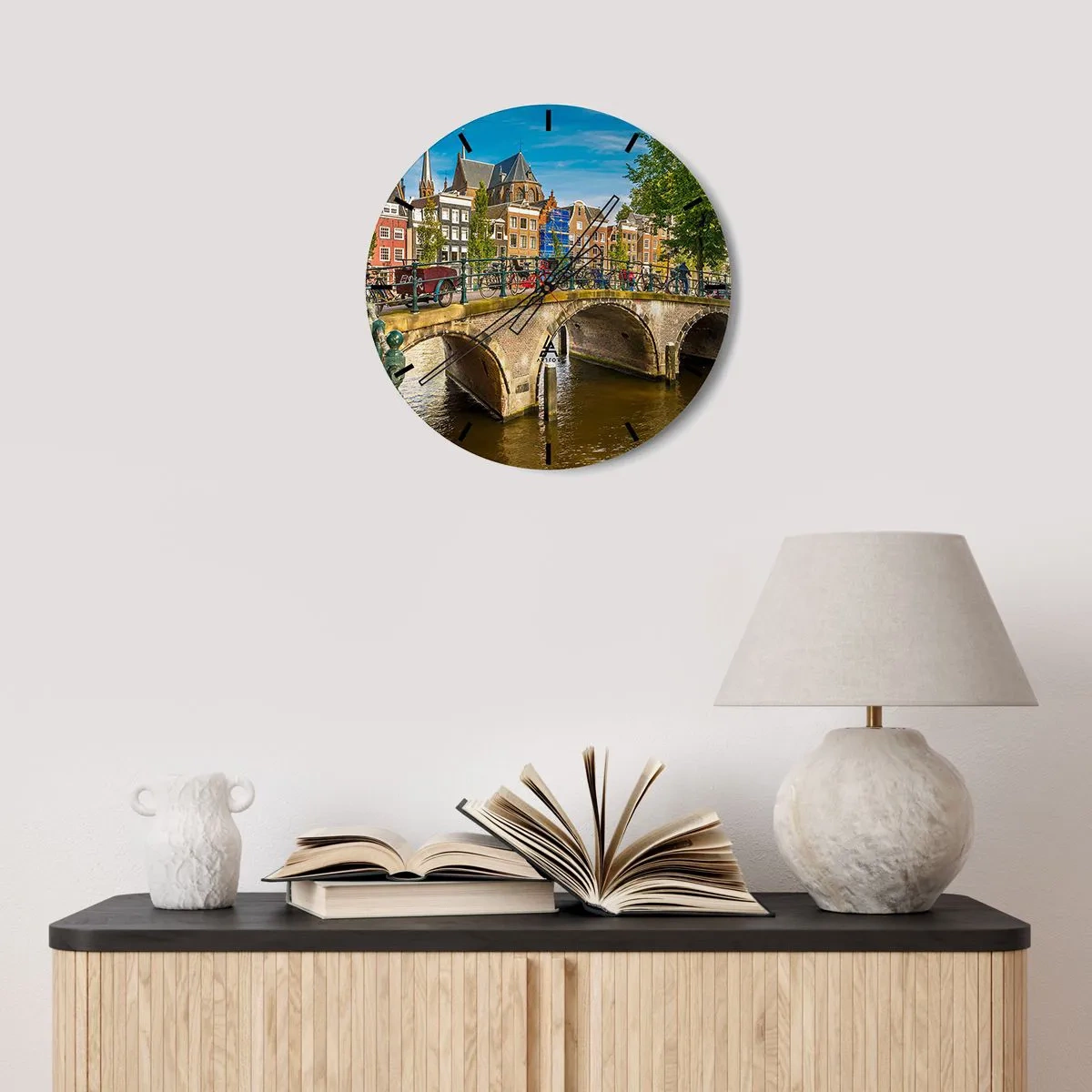 Falióra, Óra - Egy festői híd a csatorna felett, épületekkel és kerékpárokkal körülvéve - 30x30cm - Tavasz a csatornánál - Modern fali dekoráció nappalihoz, konyhához és hálószobához ARTTOR
