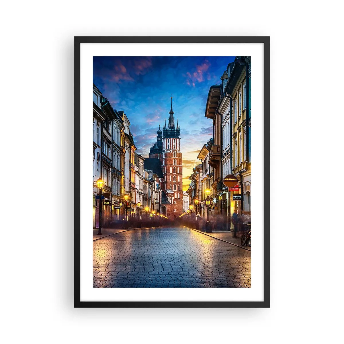 Poszter fehér keretben - Esti látkép a Grodzka utcáról és a krakkói Szent Mária-templomról - 50x70cm - Krakkó varázsa - Modern fali dekoráció nappalihoz és hálószobához ARTTOR