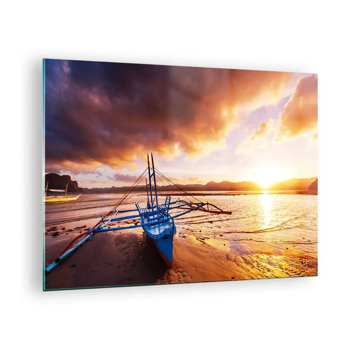 Üveg kép - Hajó a tengerparton naplementekor, drámai égbolttal - 70x50cm - Egy egész nap után nyújtózkodni a homokon - Modern fali dekoráció nappalihoz és hálószobához ARTTOR