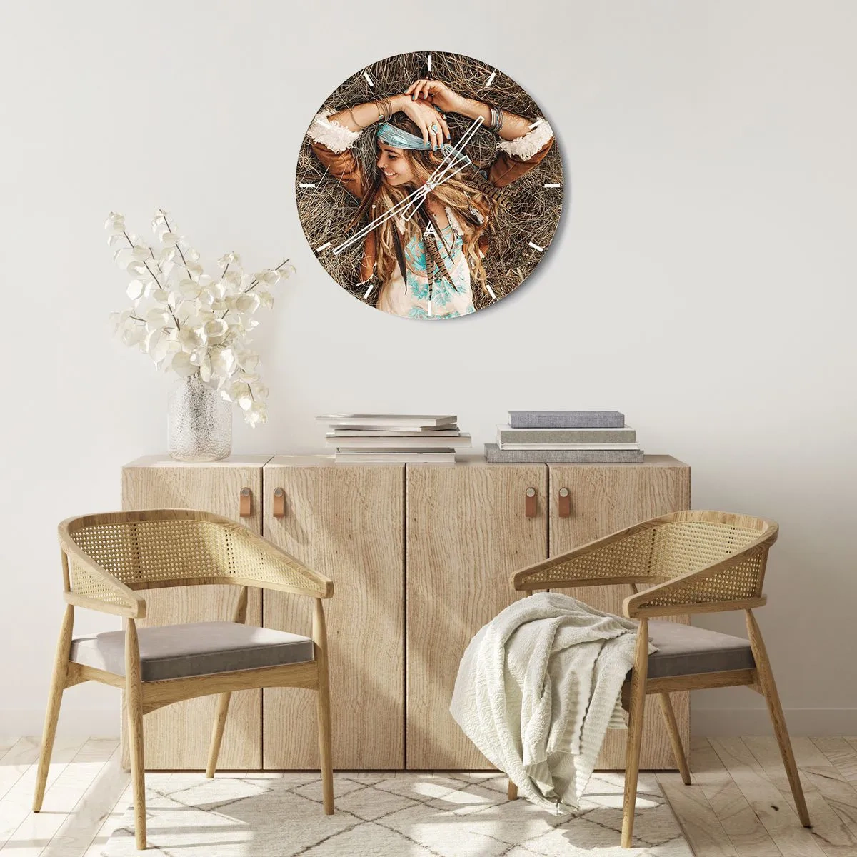Falióra, Óra - Mosolygós bohém nő fekszik a szénán - 30x30cm - Útban a szerelem nyara felé - Modern fali dekoráció nappalihoz, konyhához és hálószobához ARTTOR