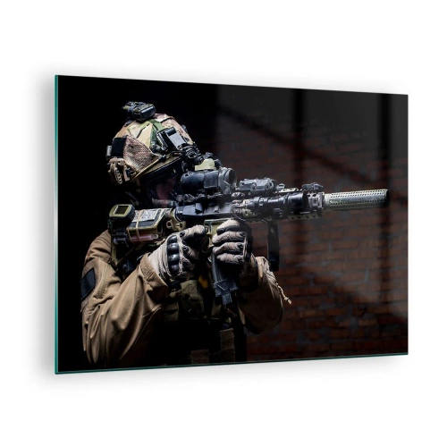 Üveg kép - Egy katona teljes felszerelésben puskával egy téglafalnak támaszkodva - 70x50cm - Halálosan hatásos - Modern fali dekoráció nappalihoz és hálószobához ARTTOR