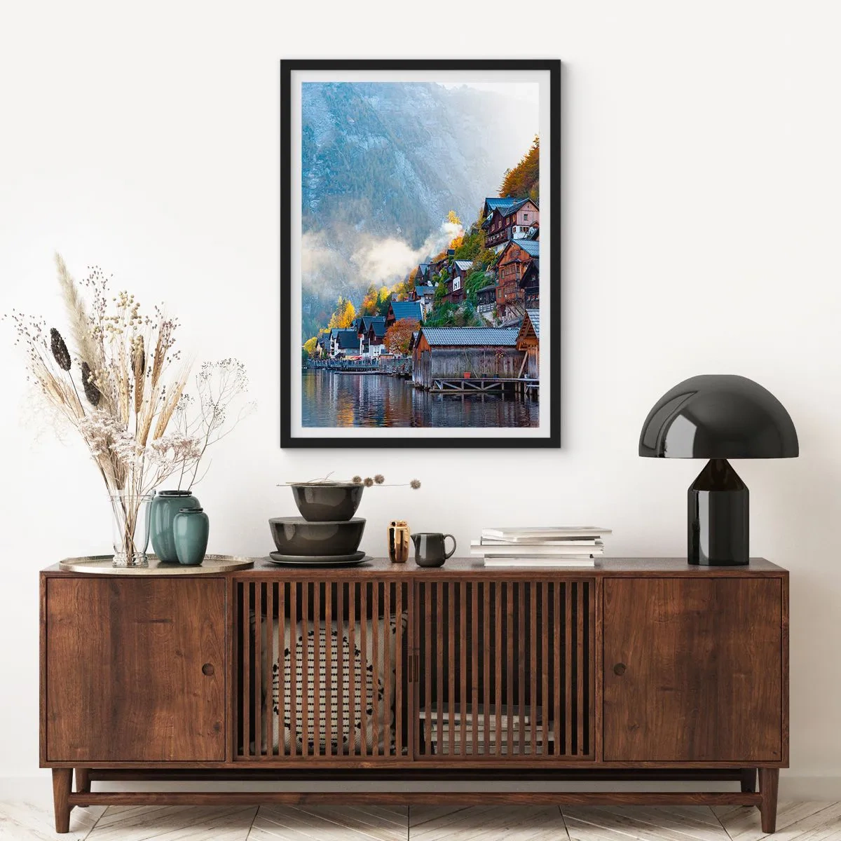 Poszter fehér keretben - Egy hegyi város egy tó partján, őszi aurával körülvéve - 50x70cm - Alpesi éghajlatra - Modern fali dekoráció nappalihoz és hálószobához ARTTOR