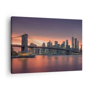 Vászonkép - Éjszakai panoráma a városra egy híddal és kivilágított égbolttal - 70x50cm - Lila csendbe merülve - Modern fali dekoráció nappalihoz és hálószobához ARTTOR