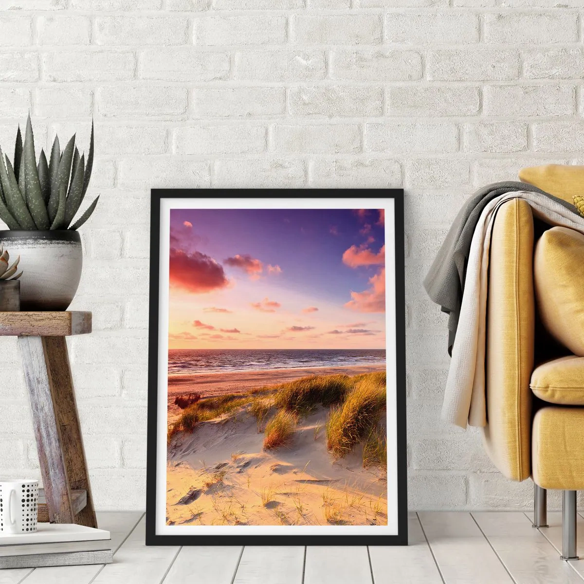 Poszter fehér keretben - Strand dűnékkel és lenyugvó nappal - 50x70cm - Már érződik a nyár a levegőben - Modern fali dekoráció nappalihoz és hálószobához ARTTOR